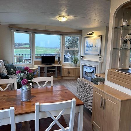 Captivating 2-Bed Static Caravan In Holyhead Llanfachraeth 외부 사진