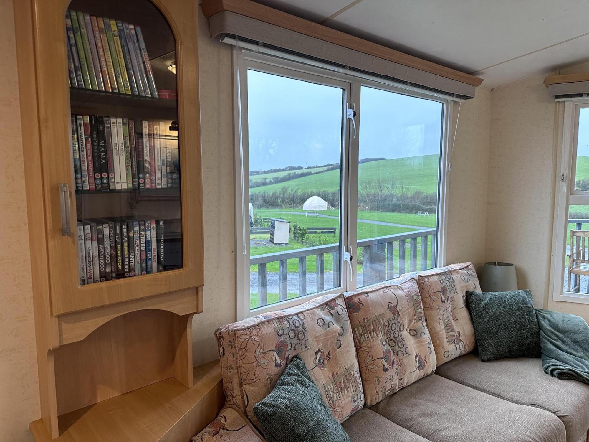 Captivating 2-Bed Static Caravan In Holyhead Llanfachraeth 외부 사진